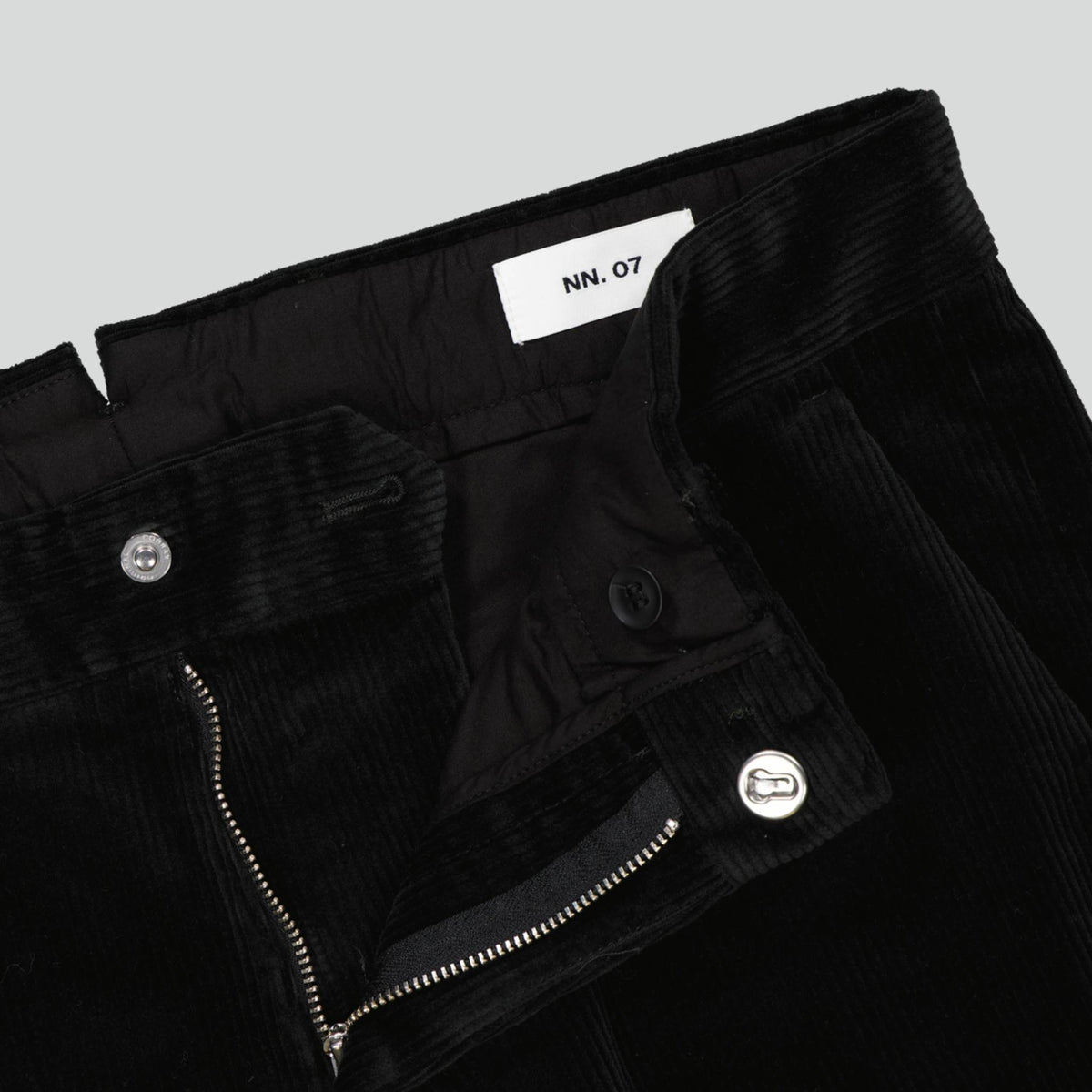 NN.07 Theo corduroy broek in Dark Army, detail taille en sluiting
