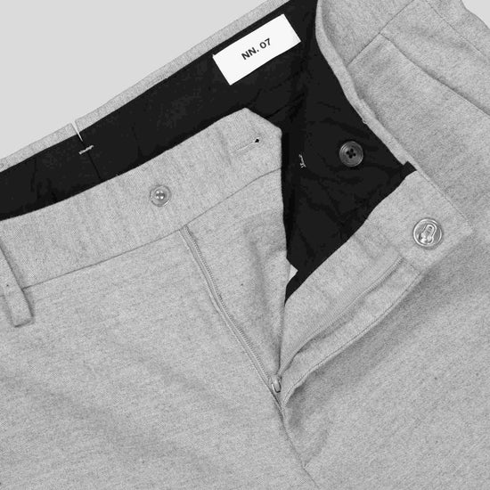 NN.07 Theo lichtgrijs gemeleerde broek, detail taille en sluiting