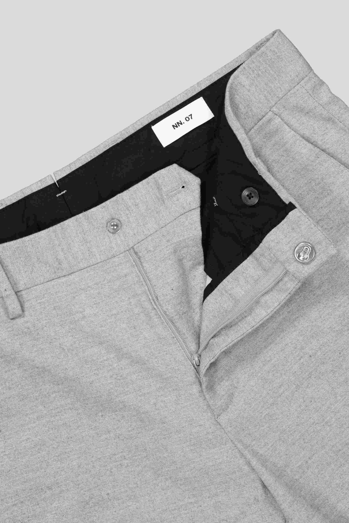 NN.07 Theo lichtgrijs gemeleerde broek, detail taille en sluiting