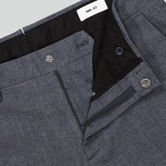 NN.07 Theo blauw gemeleerde broek, detail taille en sluiting