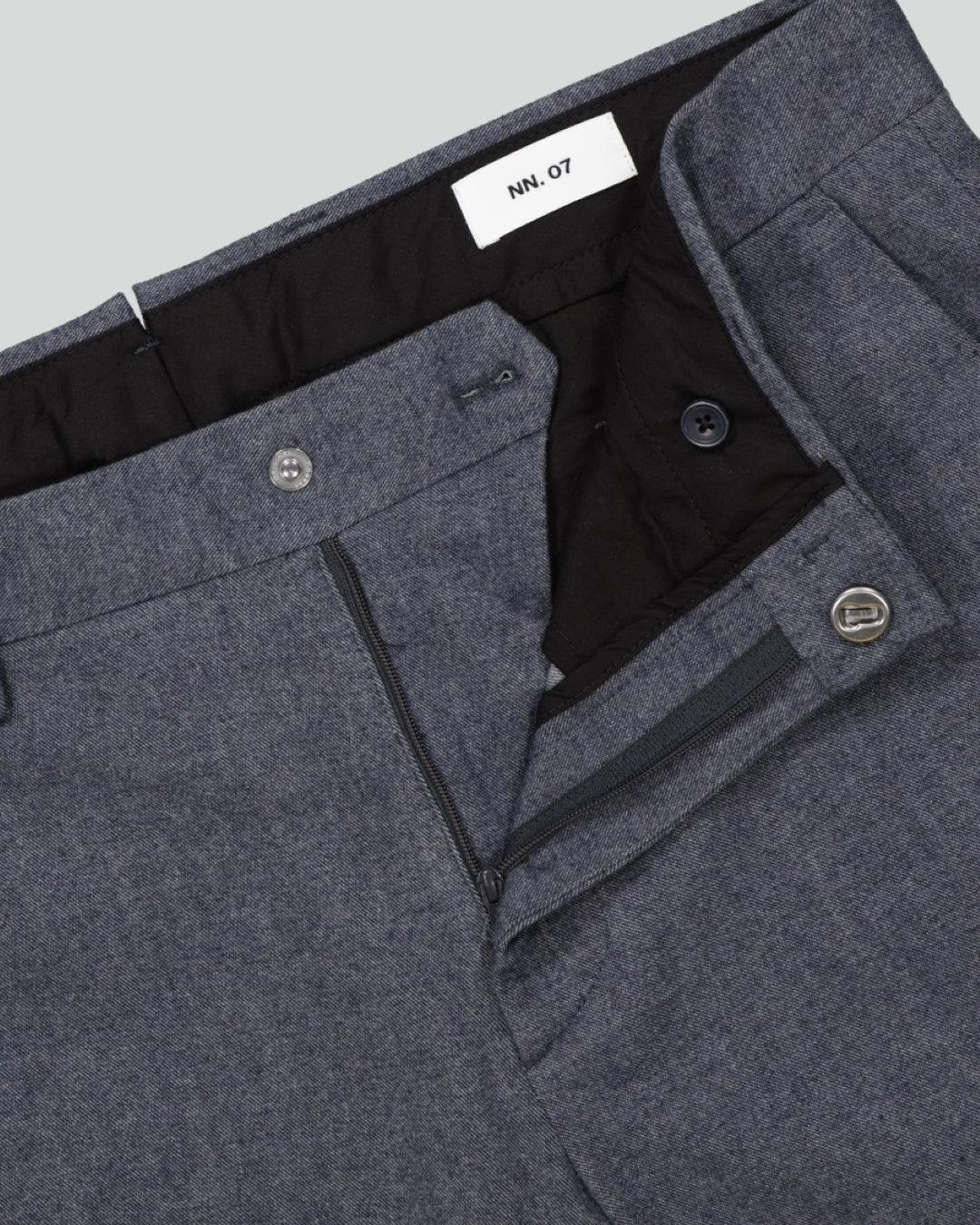 NN.07 Theo blauw gemeleerde broek, detail taille en sluiting