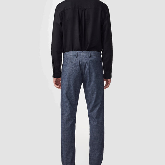 NN.07 Theo blauw gemeleerde broek, gedragen achteraanzicht