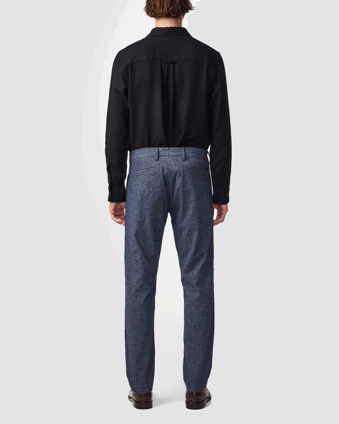 NN.07 Theo blauw gemeleerde broek, gedragen achteraanzicht