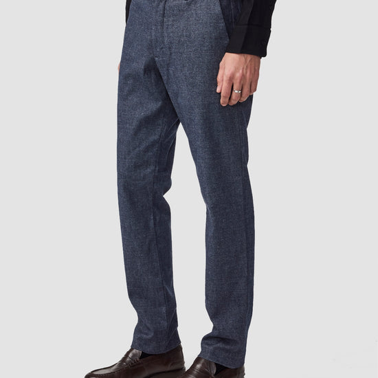 NN.07 Theo blauw gemeleerde broek, gedragen driekwartaanzicht