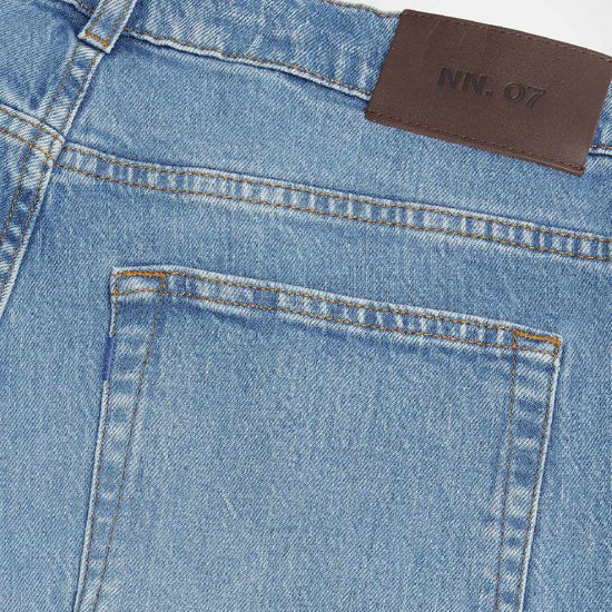 NN.07 Tony lichtblauwe jeans, detail achterzak en label