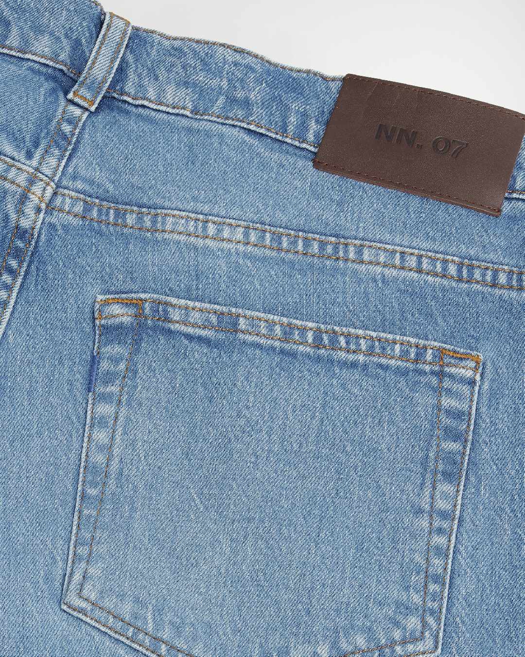 NN.07 Tony lichtblauwe jeans, detail achterzak en label