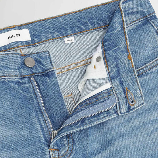 NN.07 Tony lichtblauwe jeans, detail taille en ritssluiting