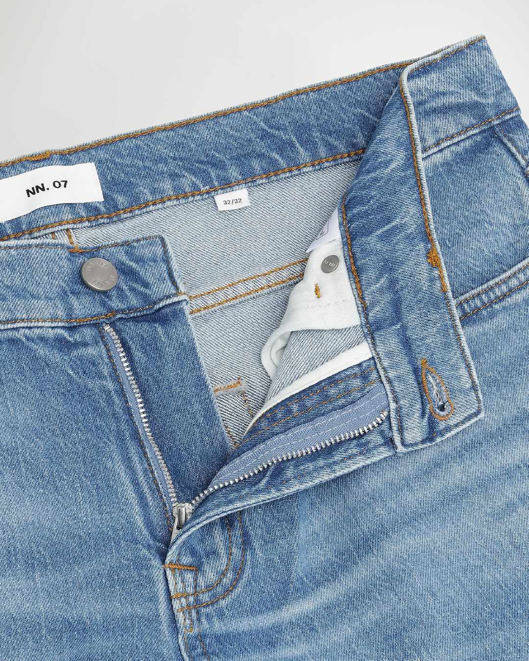 NN.07 Tony lichtblauwe jeans, detail taille en ritssluiting