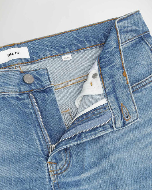 NN.07 Tony lichtblauwe jeans, detail taille en ritssluiting