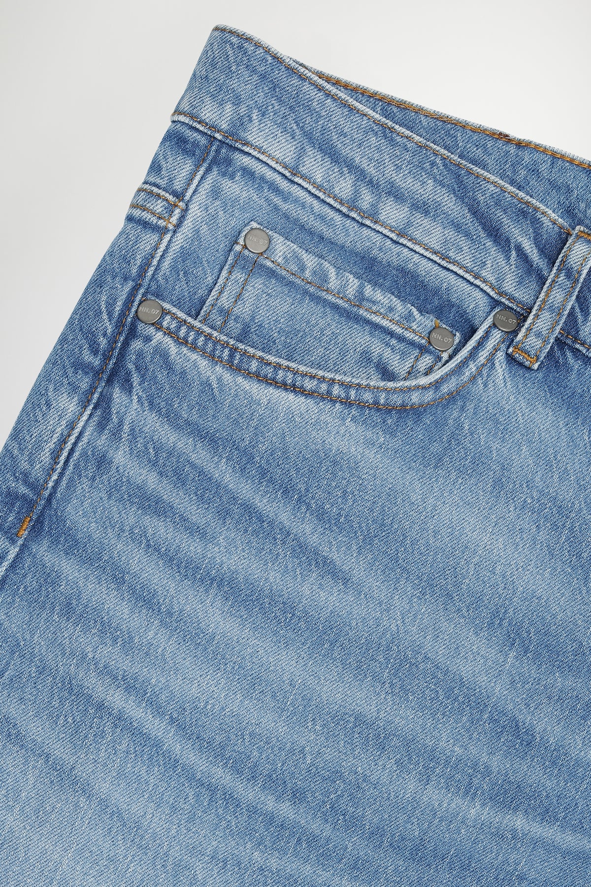 NN.07 Tony lichtblauwe jeans, detail voorzak