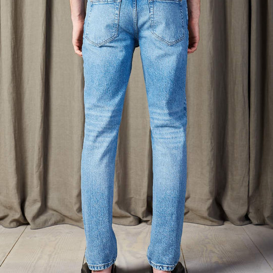 NN.07 Tony lichtblauwe jeans, gedragen achteraanzicht