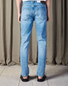 NN.07 Tony lichtblauwe jeans, gedragen achteraanzicht