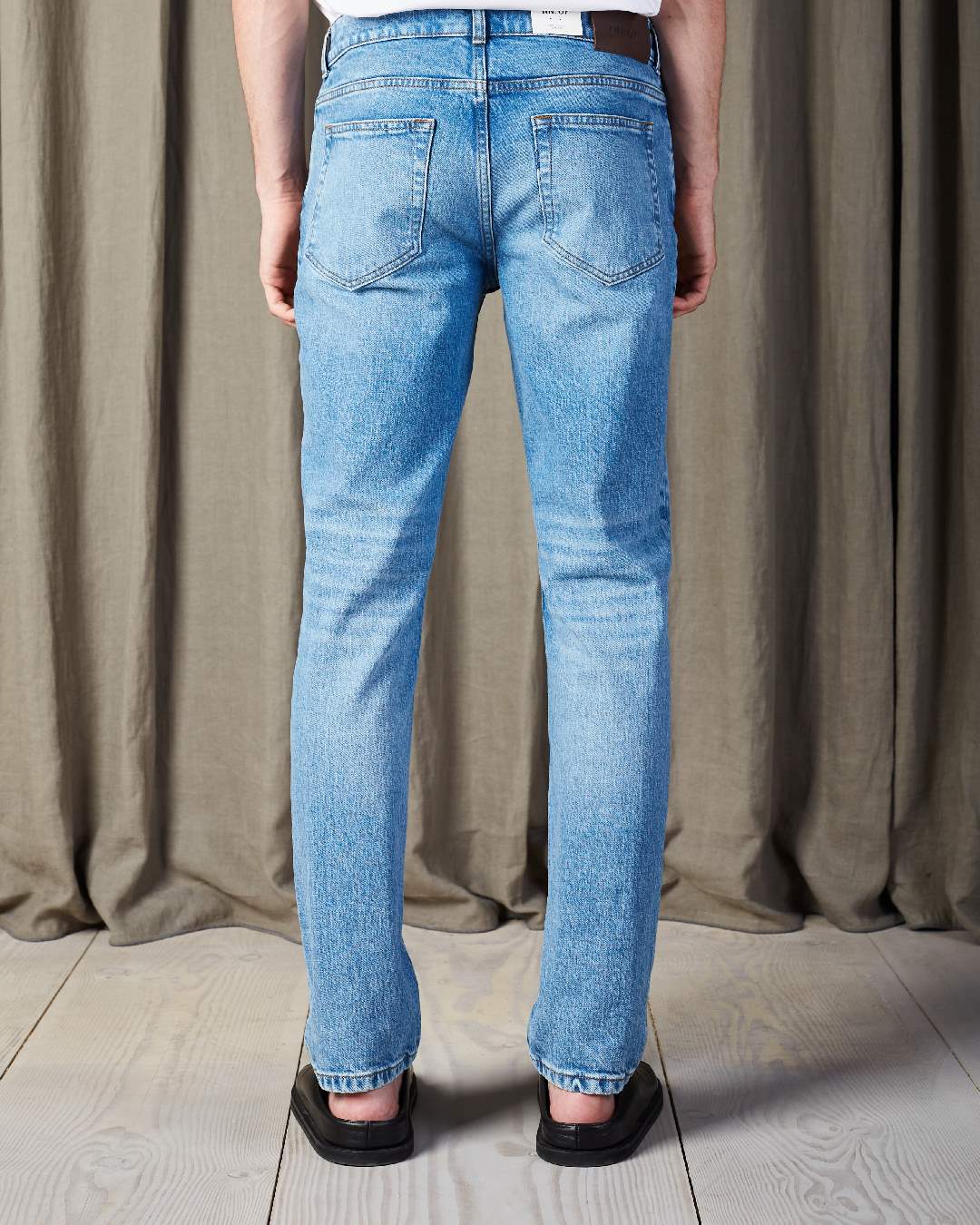 NN.07 Tony lichtblauwe jeans, gedragen achteraanzicht