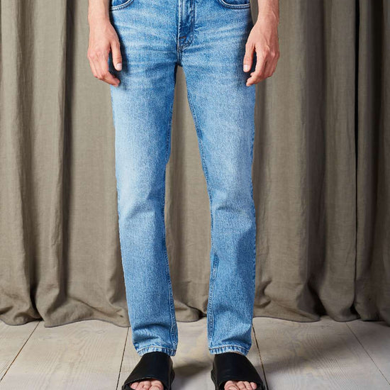 NN.07 Tony lichtblauwe jeans, gedragen vooraanzicht