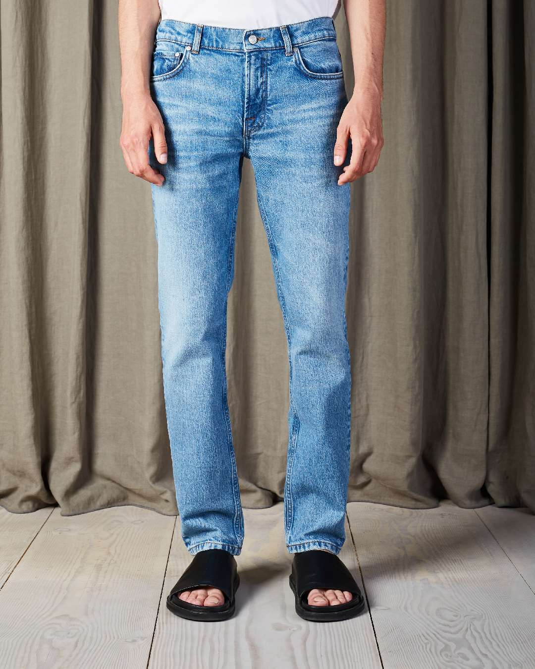 NN.07 Tony lichtblauwe jeans, gedragen vooraanzicht