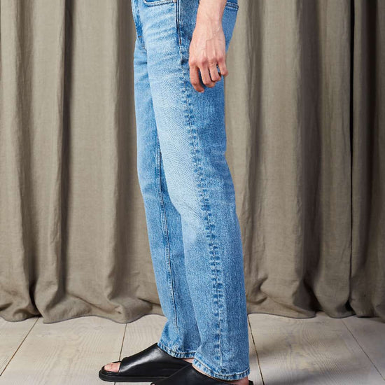 NN.07 Tony lichtblauwe jeans, gedragen zijaanzicht