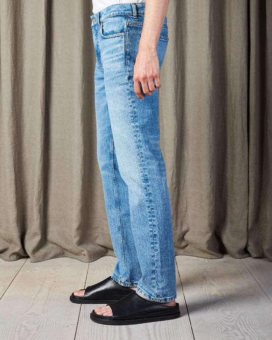 NN.07 Tony lichtblauwe jeans, gedragen zijaanzicht