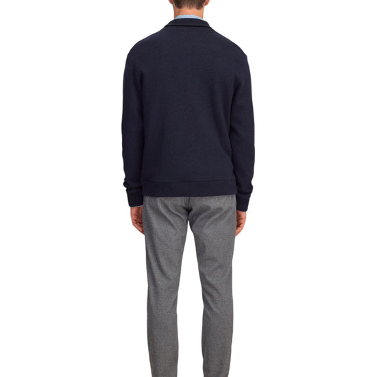 Achteraanzicht van de NN.07 Boiled 6398 overshirt in Navy Blue op model, met ribboorden aan zoom en mouwen.
