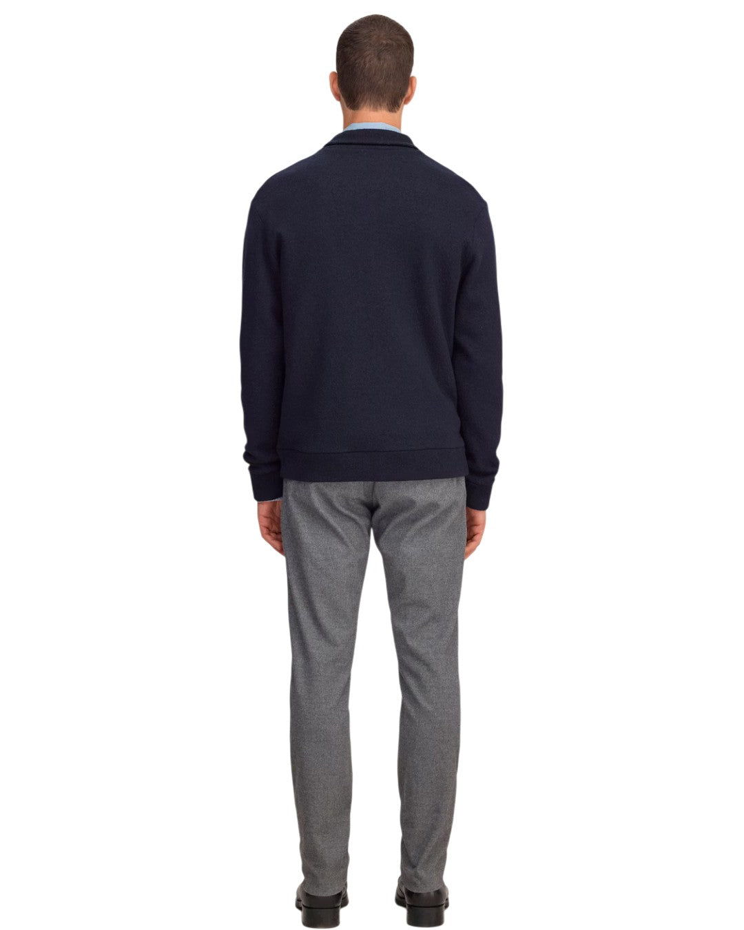 Achteraanzicht van de NN.07 Boiled 6398 overshirt in Navy Blue op model, met ribboorden aan zoom en mouwen.