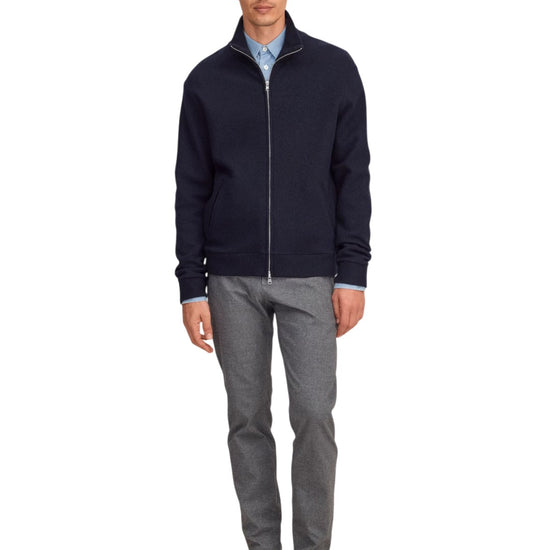NN.07 Boiled 6398 overshirt in Navy Blue op model, gecombineerd met een lichtblauw hemd, grijze broek en zwarte boots.