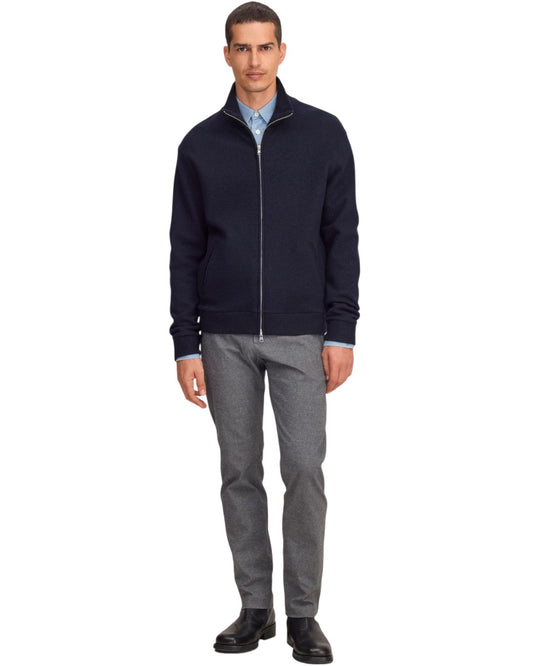NN.07 Boiled 6398 overshirt in Navy Blue op model, gecombineerd met een lichtblauw hemd, grijze broek en zwarte boots.