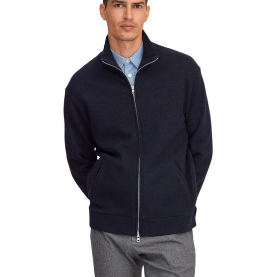 NN.07 Boiled 6398 merinowollen overshirt in Navy Blue op model, gedragen over een lichtblauw hemd.