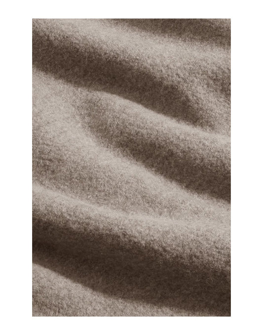 Detail van de zachte boiled merinowol van het NN.07 Jonas 6398 hemd in Khaki Beige.