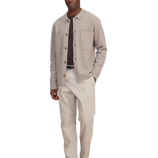 NN.07 Jonas 6398 overshirt in Khaki Beige op model, gecombineerd met een donkerbruin T-shirt, ecru broek en zwarte boots.