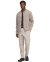 NN.07 Jonas 6398 overshirt in Khaki Beige op model, gecombineerd met een donkerbruin T-shirt, ecru broek en zwarte boots.