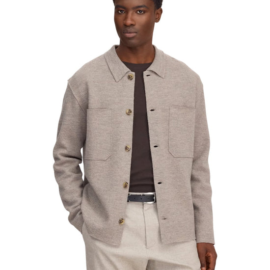 NN.07 Jonas 6398 hemd in Khaki Beige op model, open gedragen over een donkerbruin T-shirt.