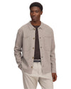 NN.07 Jonas 6398 hemd in Khaki Beige op model, open gedragen over een donkerbruin T-shirt.