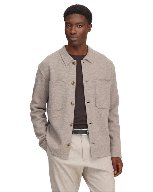 NN.07 Jonas 6398 hemd in Khaki Beige op model, open gedragen over een donkerbruin T-shirt.