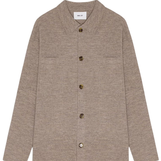 NN.07 Jonas 6398 merinowollen hemd in Khaki Beige, vooraanzicht met hemdkraag, knopen en twee borstzakken.