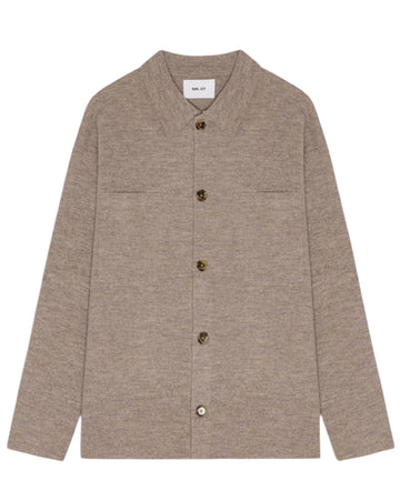NN.07 Jonas 6398 merinowollen hemd in Khaki Beige, vooraanzicht met hemdkraag, knopen en twee borstzakken.