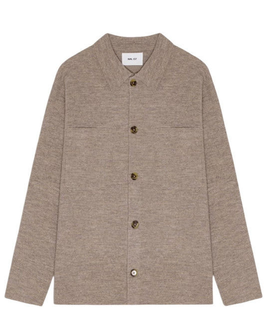 NN.07 Jonas 6398 merinowollen hemd in Khaki Beige, vooraanzicht met hemdkraag, knopen en twee borstzakken.