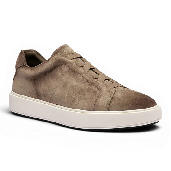 zijkant van Officine Creative instap sneaker in hand-finished suede