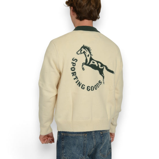 PAL Sporting Goods Gallop Balloon Knit in Marshmallow, gedragen achteraanzicht met groene paardenprint op de rug.