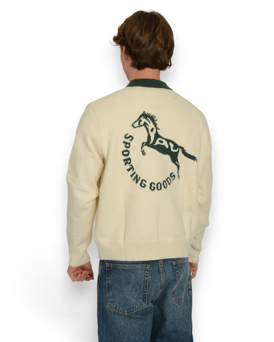 PAL Sporting Goods Gallop Balloon Knit in Marshmallow, gedragen achteraanzicht met groene paardenprint op de rug.