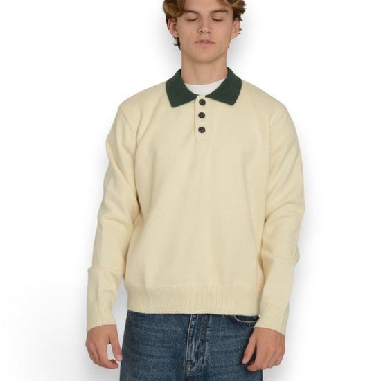 PAL Sporting Goods Gallop Balloon Knit in Marshmallow, gedragen vooraanzicht met groene polokraag en knopen.