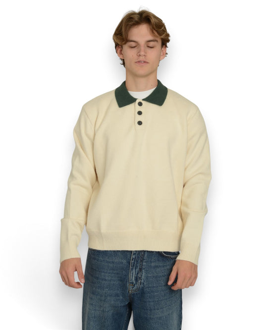 PAL Sporting Goods Gallop Balloon Knit in Marshmallow, gedragen vooraanzicht met groene polokraag en knopen.