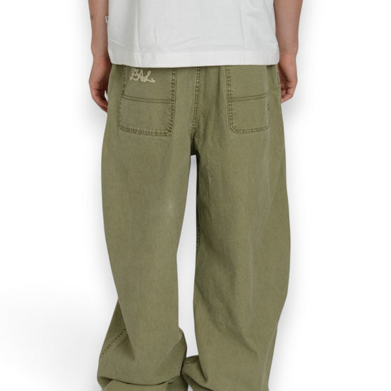 PAL Sporting Goods Gallop Barrel Leg broek in Green, gedragen achteraanzicht met opgestikte achterzakken en wijde pijpen.