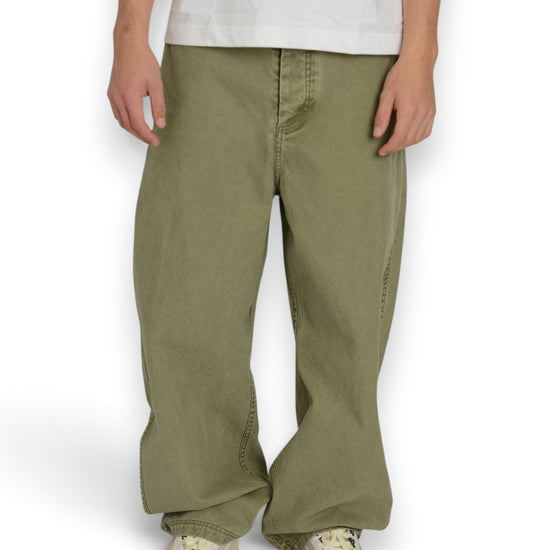 PAL Sporting Goods Gallop Barrel Leg broek in Green, gedragen vooraanzicht met ruim barrel-silhouet en lichte sneakers.