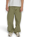 PAL Sporting Goods Gallop Barrel Leg broek in Green, gedragen vooraanzicht met ruim barrel-silhouet en lichte sneakers.