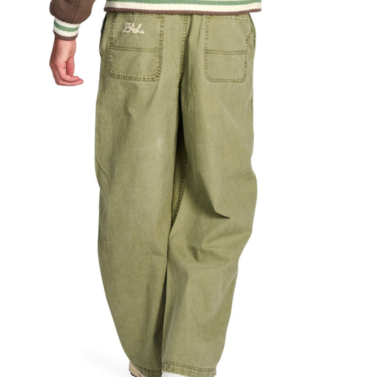 PAL Sporting Goods Gallop Barrel Leg broek in Green, gedragen achteraanzicht met opgestikte achterzakken en Ranch Varsity Jacket.