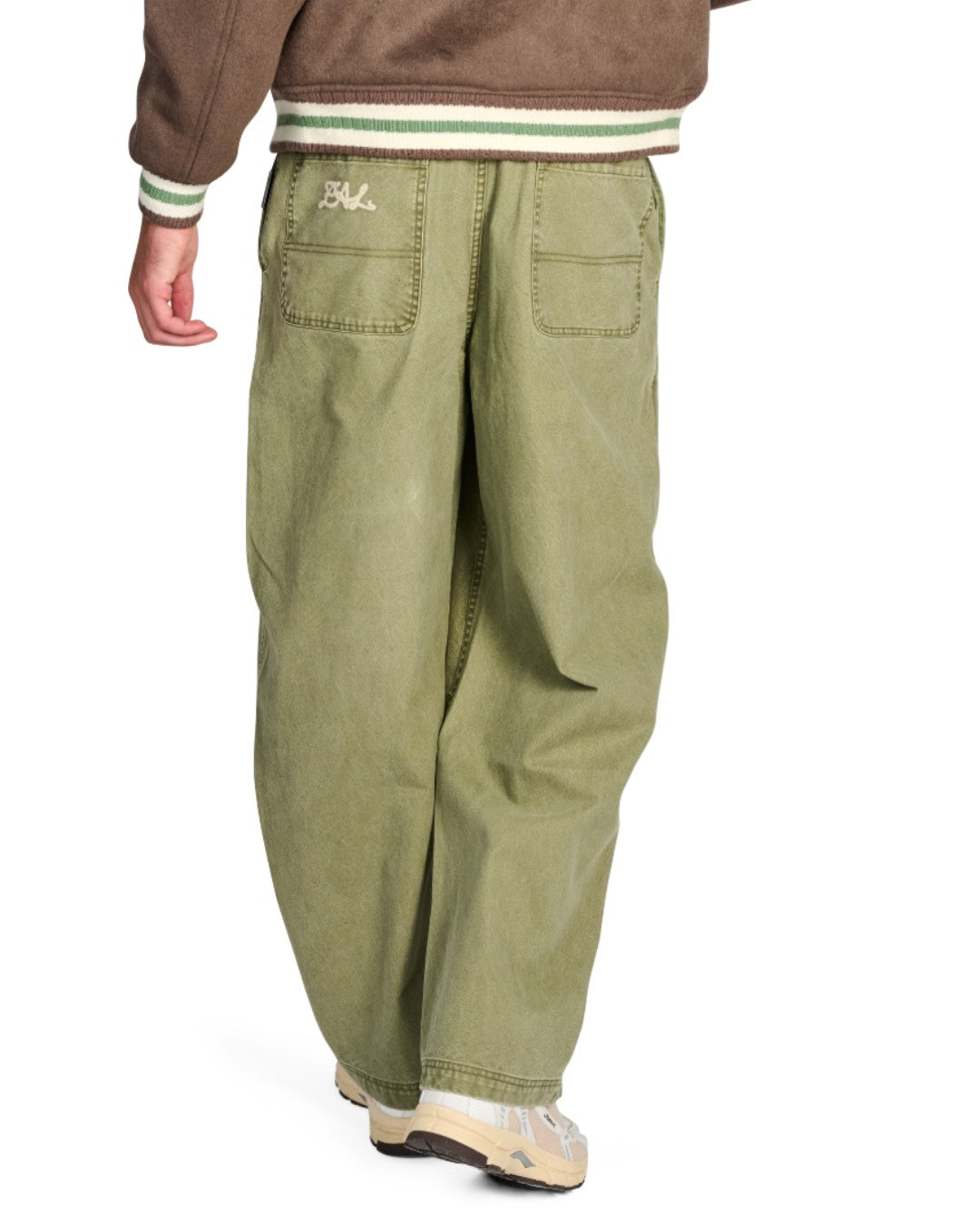 PAL Sporting Goods Gallop Barrel Leg broek in Green, gedragen achteraanzicht met opgestikte achterzakken en Ranch Varsity Jacket.