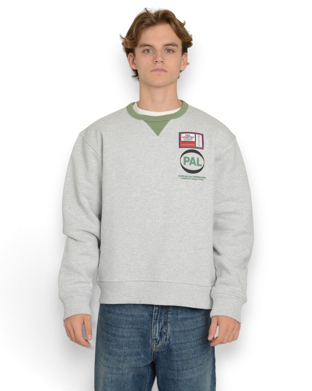 PAL Sporting Goods Pre Game Crewneck in Light Grey Marl, gedragen vooraanzicht met groene halsafwerking en borstlogo.