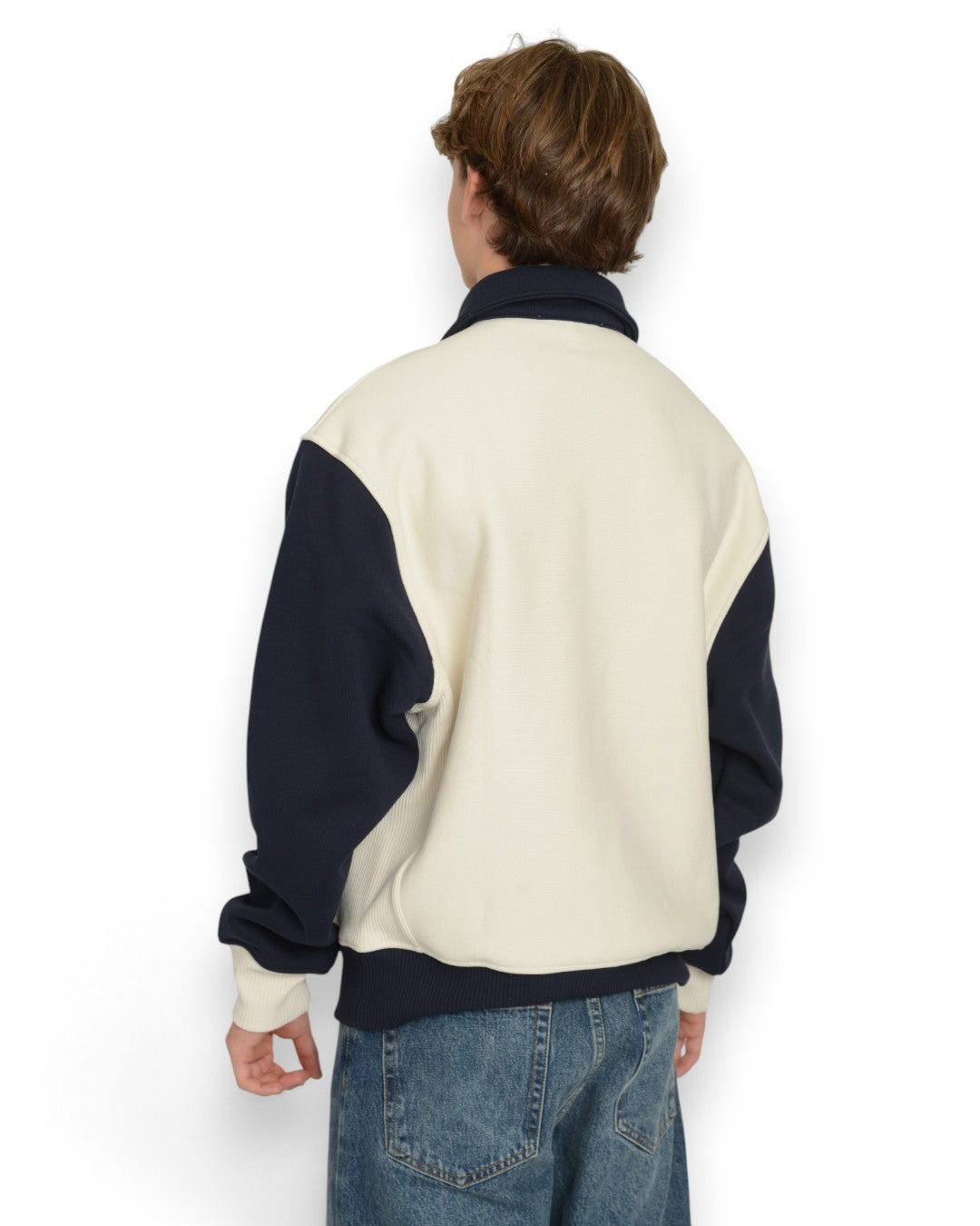 PAL Sporting Goods Pre Game Half Zip in Marshmallow, gedragen achteraanzicht met donkerblauwe mouwen en boord.