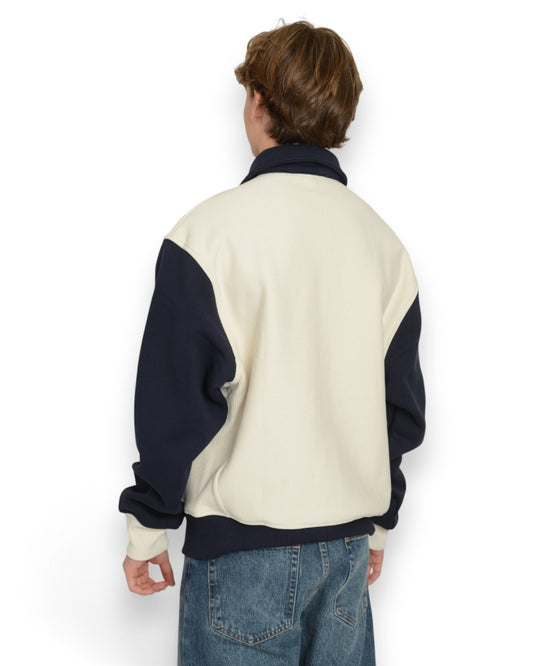 PAL Sporting Goods Pre Game Half Zip in Marshmallow, gedragen achteraanzicht met donkerblauwe mouwen en boord.