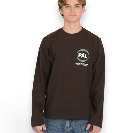 PAL Sporting Goods Pre Game Longsleeve in Deep Mahogany, gedragen vooraanzicht met borstlogo en lange mouwen.