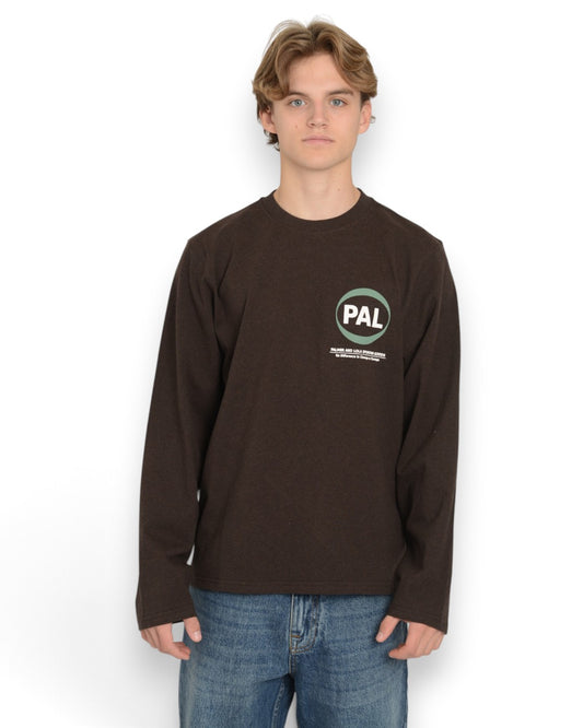 PAL Sporting Goods Pre Game Longsleeve in Deep Mahogany, gedragen vooraanzicht met borstlogo en lange mouwen.